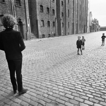 Barry Feinstein: Bob Dylan with Kids, Liverpool, England