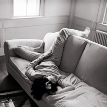 <p>Annie Leibovitz (American, b. 1949). <i>Susan at the House on Hedges Lane</i>, 1988. Photograph © Annie Leibovitz. From <i>Annie Leibovitz: A Photographer’s Life, 1990–2005</i></p>