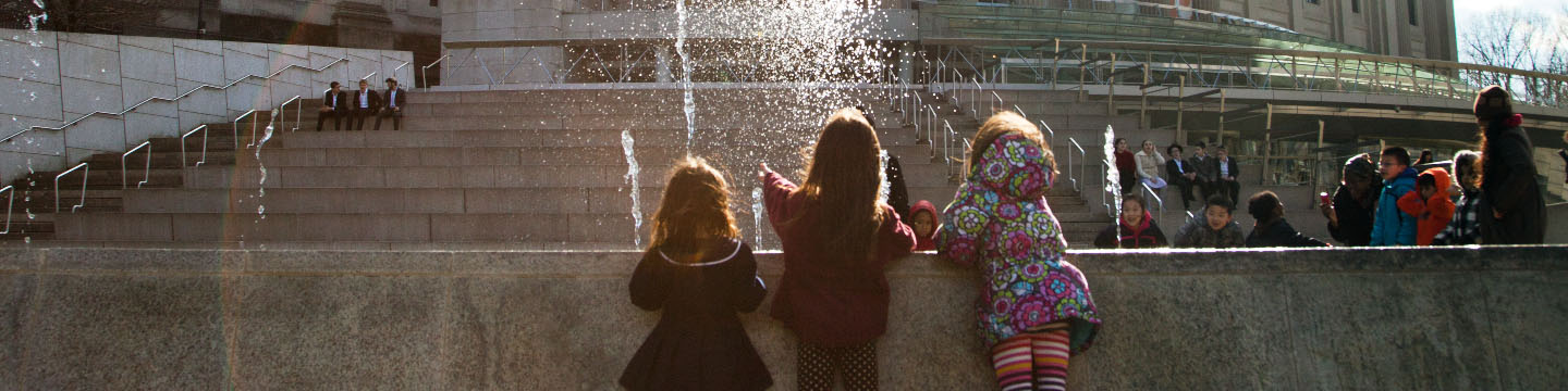 Children by the Brooklyn Museum fountain