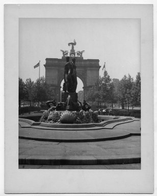 <em>"Grand Army Plaza, Bailey Fountain."</em>. Bw photograph, 9.5 x 7.5in (24.1 x 19.1cm). Brooklyn Museum, CHART_2012. (NA202_C68_box2_Grand_Army_Plaza.jpg