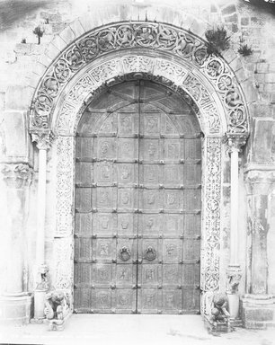 <em>"Cathedral, Trani, Italy, 1895"</em>, 1895. Glass negative 8x10in, 8 x 10 in. Brooklyn Museum, Goodyear. (Photo: Brooklyn Museum, S03i0559n01.jpg