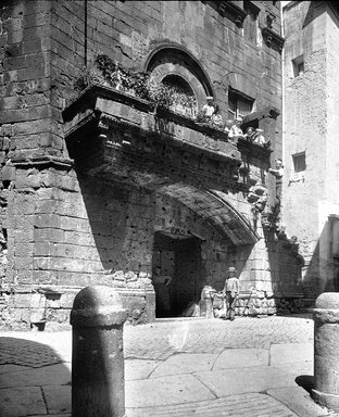 <em>"Renaissance House, Viterbo, Italy, 1895"</em>, 1895. Lantern slide 3.25x4in, 3.25 x 4 in. Brooklyn Museum, Goodyear. (Photo: Brooklyn Museum, S03i0619l01.jpg