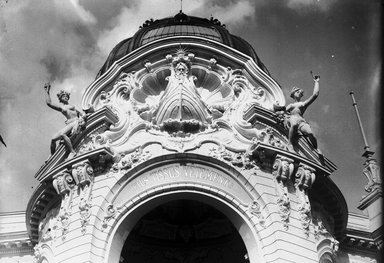 <em>"Paris Exposition: Palace of Costume, Paris, France, 1900"</em>, 1900. Glass negative 5x7in, 5 x 7 in. Brooklyn Museum, Goodyear. (Photo: Brooklyn Museum, S03i1389n01a.jpg