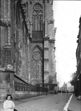 <em>"Cathedral exterior, Paris [?], France [?], n.d."</em>. Lantern slide 3.25x4in, 3.25 x 4 in. Brooklyn Museum, Goodyear. (Photo: Brooklyn Museum, S03i1865l01.jpg