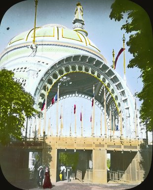 <em>"Paris Exposition: Place de la Concorde, entrance gate, Paris, France, 1900"</em>, 1900. Lantern slide 3.25x4in, 3.25 x 4 in. Brooklyn Museum, Goodyear. (Photo: Brooklyn Museum, S03i1974l01.jpg