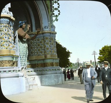 <em>"Paris Exposition: Place de la Concorde, entrance gate, Paris, France, 1900"</em>, 1900. Lantern slide 3.25x4in, 3.25 x 4 in. Brooklyn Museum, Goodyear. (Photo: Brooklyn Museum, S03i1976l01.jpg