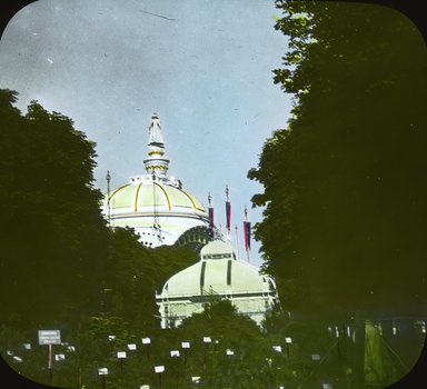 <em>"Paris Exposition: Place de la Concorde, entrance gate, Paris, France, 1900"</em>, 1900. Lantern slide 3.25x4in, 3.25 x 4 in. Brooklyn Museum, Goodyear. (Photo: Brooklyn Museum, S03i1977l01.jpg