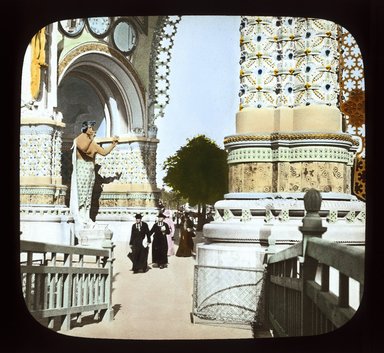 <em>"Paris Exposition: Place de la Concorde, entrance gate, Paris, France, 1900"</em>, 1900. Lantern slide 3.25x4in, 3.25 x 4 in. Brooklyn Museum, Goodyear. (Photo: Brooklyn Museum, S03i1978l01_SL1.jpg