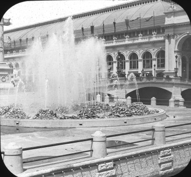 <em>"World's Columbian Exposition: Electric Fountain, Chicago, United States, 1893"</em>, 1893. Lantern slide 3.25x4in, 3.25 x 4 in. Brooklyn Museum, Goodyear. (Photo: Brooklyn Museum, S03i2177l01.jpg