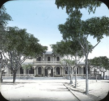 <em>"Railroad station, Ismailiya, Egypt"</em>. Lantern slide 3.25x4in, 3.25 x 4 in. Brooklyn Museum, Goodyear. (Photo: T.H. McAllister, S03i2356l01.jpg