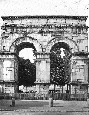 <em>"Arch, Saintes, France"</em>. Lantern slide 3.25x4in, 3.25 x 4 in. Brooklyn Museum, Goodyear. (Photo: Brooklyn Museum, S03i3090l01.jpg