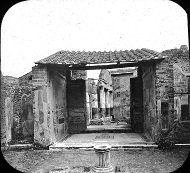 <em>"House, Pompeii, Italy"</em>. Lantern slide 3.25x4in, 3.25 x 4 in. Brooklyn Museum, Goodyear. (Photo: Brooklyn Museum, S03i3152l01.jpg