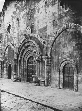 <em>"Church, Ruvo, Italy"</em>. Lantern slide 3.25x4in, 3.25 x 4 in. Brooklyn Museum, Goodyear. (Photo: Brooklyn Museum, S03i3248l01.jpg