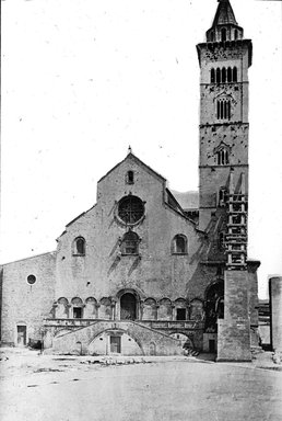 <em>"Cathedral, Trani, Italy"</em>. Lantern slide 3.25x4in, 3.25 x 4 in. Brooklyn Museum, Goodyear. (Photo: Brooklyn Museum, S03i3274l01.jpg