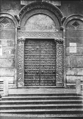 <em>"Church, Benevento, Italy"</em>. Lantern slide 3.25x4in, 3.25 x 4 in. Brooklyn Museum, Goodyear. (Photo: Brooklyn Museum, S03i3307l01.jpg