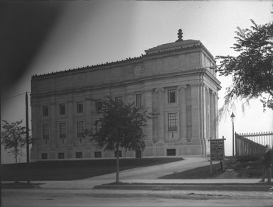 <em>"Brooklyn Museum: exterior. View of the West Wing from Eastern Parkway, showing museum signage, 08/20/1897."</em>, 1897. Glass negative 6.75x8.5in, 6.75 x 8.5in (17.2 x 21.7 cm). Brooklyn Museum, Museum building. (Photo: Brooklyn Museum, S06_BEEi004.jpg