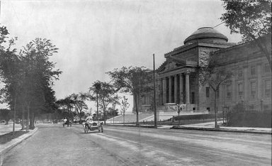 <em>"Brooklyn Museum: exterior. View of Eastern Parkway façade from the northwest, showing Eastern Parkway in the foreground, 1907-1908."</em>, 1907. Bw negative 5x7in. Brooklyn Museum, Museum building. (Photo: Brooklyn Museum, S06_BEEi013.jpg