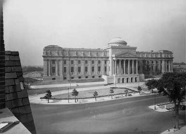 <em>"Brooklyn Museum: exterior. View of  the Eastern Parkway façade from the northeast, showing Eastern Parkway in the foreground, 1937."</em>, 1937. Bw copy negative 4x5in, 4 x 5in (10.2 x 12.7 cm). Brooklyn Museum, Museum building. (Photo: Brooklyn Museum, S06_BEEi025.jpg