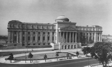 <em>"Brooklyn Museum: exterior. View of  the Eastern Parkway façade from the northeast, showing Eastern Parkway in the foreground, 06/1937."</em>, 1937. Bw copy negative 5x7in, 5 x 7in (12.7 x 17.8 cm). Brooklyn Museum, Museum building. (Photo: Brooklyn Museum, S06_BEEi026.jpg