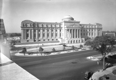 <em>"Brooklyn Museum: exterior. View of  the Eastern Parkway façade from the northeast, showing Eastern Parkway in the foreground, 1940."</em>, 1940. Bw copy negative 5x7in, 5 x 7in (12.7 x 17.8 cm). Brooklyn Museum, Museum building. (Photo: Brooklyn Museum, S06_BEEi029.jpg