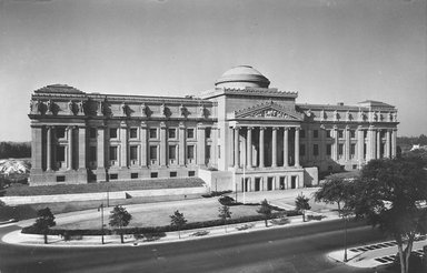 <em>"Brooklyn Museum: exterior. View of  the Eastern Parkway façade from the northeast, showing Eastern Parkway in the foreground, 06/1941."</em>, 1941. Bw negative 5x7in. Brooklyn Museum, Museum building. (Photo: Brooklyn Museum, S06_BEEi036.jpg