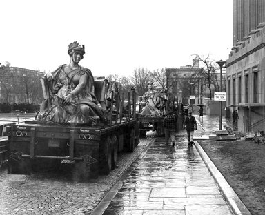 <em>"Brooklyn Museum: exterior. View of the installation of Daniel Chester French's Brooklyn and Manhattan statues at the front entrance of the museum, showing Brooklyn statue on flatbed, 1964."</em>, 1964. Bw copy negative 4x5in, 4 x 5in (10.2 x 12.7 cm). Brooklyn Museum, Museum building. (Photo: Brooklyn Museum, S06_BEEi050.jpg