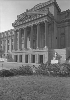 <em>"Brooklyn Museum: exterior. View of  the Central section from the front of the museum, showing Daniel Chester French's Brooklyn and Manhattan statues flanking the entrance, ca. 1964."</em>, 1964. Bw negative 5x7in. Brooklyn Museum, Museum building. (Photo: Brooklyn Museum, S06_BEEi058.jpg
