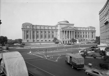 <em>"Brooklyn Museum: exterior. View of Eastern Parkway façade from the northeast, showing Eastern Parkway and Washington Avenue in the foreground, 05/1965."</em>, 1965. Bw negative 5x7in. Brooklyn Museum, Museum building. (Photo: Brooklyn Museum, S06_BEEi066.jpg