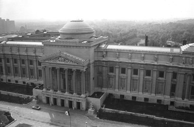 <em>"Brooklyn Museum: exterior. View of the Eastern Parkway façade from the north, showing façade from above, n.d. (ca. 1971-1988)."</em>, 1971. Bw copy negative 5x7in, 5 x 7in (12.7 x 17.8 cm). Brooklyn Museum, Museum building. (Photo: Brooklyn Museum, S06_BEEi087.jpg