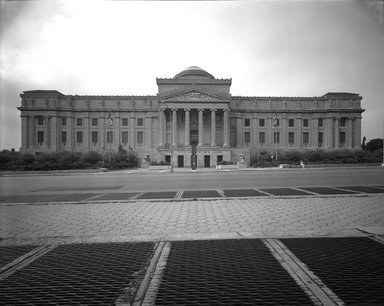 <em>"Brooklyn Museum: exterior. View of the Eastern Parkway façade from the north, showing Eastern Parkway in the foreground, 05/1979."</em>, 1979. Bw negative 8x10in, 8 x 10in (20.3 x 25.4 cm). Brooklyn Museum, Museum building. (Photo: Brooklyn Museum, S06_BEEi097.jpg