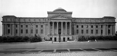 <em>"Brooklyn Museum: exterior. View of the Eastern Parkway façade from the north, showing Eastern Parkway in the foreground, 05/1979."</em>, 1979. Bw copy negative 8x10in, 8 x 10in (20.3 x 25.4 cm). Brooklyn Museum, Museum building. (Photo: Brooklyn Museum, S06_BEEi098.jpg