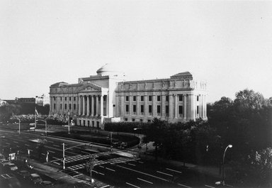 <em>"Brooklyn Museum: exterior. View of the Eastern Parkway façade from the northwest, showing Eastern Parkway in the foreground, ca. 1985."</em>, 1985. Bw negative 4x5in. Brooklyn Museum, Museum building. (Photo: Brooklyn Museum, S06_BEEi111.jpg