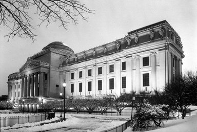 <em>"Brooklyn Museum: exterior. View of Eastern Parkway façade in the snow from the northwest at night, 01/1988."</em>, 1988. Bw copy negative 4x5in, 4 x 5in (10.2 x 12.7 cm). Brooklyn Museum, Museum building. (Photo: Brooklyn Museum, S06_BEEi137.jpg