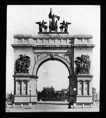 <em>"Views: Brooklyn, Long Island, Staten Island. Brooklyn monuments. View 011: Soldiers' and Sailors' Memorial Arch."</em>. Lantern slide 3.25x4in, 3.25 x 4 in. Brooklyn Museum, CHART_2011. (Photo: Kay C. Lenskjold, S10_11_Brooklyn_LI_SI_Brooklyn_Monuments011.jpg