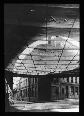 <em>"Views: U.S., Brooklyn. Brooklyn Bridge. View 013: Under the Brooklyn Bridge."</em>. Lantern slide 3.25x4in, 3.25 x 4 in. Brooklyn Museum, CHART_2011. (Photo: Paul Weller, S10_21_US_Brooklyn_Brooklyn_Bridge013.jpg