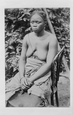 <em>"8./#23. Seated woman wearing twisted metal bracelets."</em>. b/w negative, 4x5in. Brooklyn Museum. (TR680_Si1_Mende_seated_woman_bw.jpg