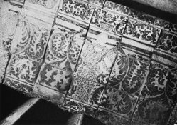 <em>"Detalle del lambrin de azulejos en la escalera."</em>. Printed material. Brooklyn Museum. (N45_R61_Terreros_fig13_SL1.jpg