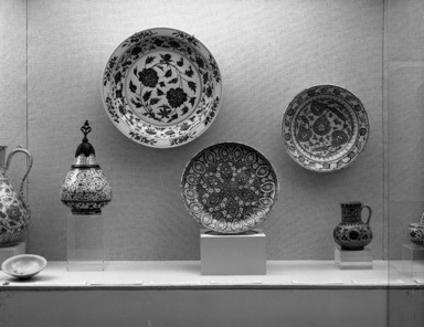 Ceramic Interchange: China and the Lands of Islam. [10/19/1974 - 01/--/1975]. Installation view: case 1, color splash ware and shape.