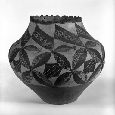 Haak’u (Acoma Pueblo). <em>Water Jar</em>, 1868–1900. Clay, pigment, 11 × 13 × 13 in. (27.9 × 33 × 33 cm). Brooklyn Museum, Riggs Pueblo Pottery Fund, 02.257.2467. Creative Commons-BY (Photo: Brooklyn Museum, 02.257.2467_bw.jpg)