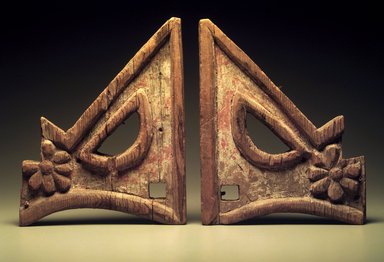 She-we-na (Zuni Pueblo). <em>Triangular Carved Bracket (Tset-tesh Kwim-nai)</em>, 1775-1776. Wood, gesso, pigment, 11 1/2 x 9 1/2 x 1 1/4 in. (29.5 x 3.0 x 24.3 cm). Brooklyn Museum, Museum Expedition 1903, Museum Collection Fund, 03.325.3489a. Creative Commons-BY (Photo: Brooklyn Museum, 03.325.3489a.jpg)