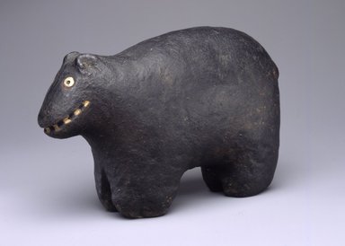 A:shiwi (Zuni Pueblo). <em>Black Bear Fetish (Wei-ma-aim-shi)</em>, purchased in 1904. Stone, pigment, 4 1/2 × 7 3/4 × 2 3/4 in. (11.4 × 19.7 × 7 cm). Brooklyn Museum, Museum Expedition 1904, Museum Collection Fund, 04.297.5053. Creative Commons-BY (Photo: Brooklyn Museum, 04.297.5053_SL4.jpg)