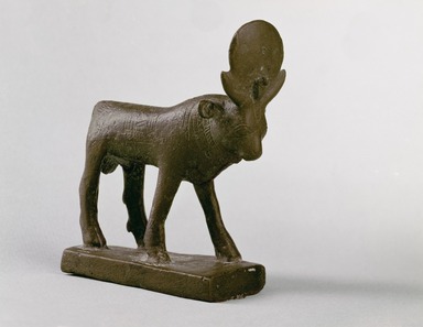  <em>Apis Bull</em>, 381-343 B.C.E. Bronze, 3 9/16 × 1 1/8 × 2 3/4 in. (9 × 2.9 × 7 cm). Brooklyn Museum, Charles Edwin Wilbour Fund, 05.367. Creative Commons-BY (Photo: Brooklyn Museum, 05.367_edited_SL3.jpg)