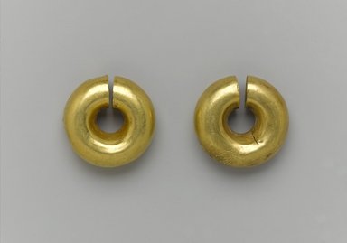  <em>Two Earrings</em>, ca. 1539–1292 B.C.E. Gold, a: 13/16 x Diam. 15/16 in. (2 x 2.4 cm). Brooklyn Museum, Charles Edwin Wilbour Fund, 05.382a-b. Creative Commons-BY (Photo: Brooklyn Museum, 05.382a-b_PS2.jpg)