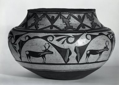She-we-na (Zuni Pueblo). <em>Siatosha Jar or Water Jar</em>. Clay, pigment, 10 1/4 x 11 1/2 in. (26 x 29.2 cm). Brooklyn Museum, Museum Expedition 1907, Museum Collection Fund, 07.467.8395. Creative Commons-BY (Photo: Brooklyn Museum, 07.467.8395_view1_bw.jpg)