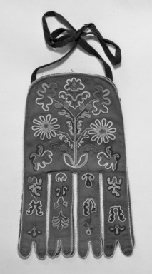 Tlingit. <em>Naakw gwéil (Octopus Bag)</em>, 1868–1901. Wool, cotton, glass beads, 17 11/16 x 9 7/16 in. (44.9 x 24 cm). Brooklyn Museum, Museum Expedition 1908, Museum Collection Fund, 08.491.8896. Creative Commons-BY (Photo: Brooklyn Museum, 08.491.8896_acetate_bw.jpg)