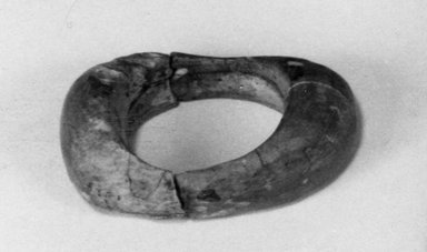  <em>Fragment of Bracelet</em>, ca. 3500-3300 B.C.E. Stone, 9/16 × 2 13/16 in. (1.4 × 7.1 cm). Brooklyn Museum, Charles Edwin Wilbour Fund, 09.889.293. Creative Commons-BY (Photo: Brooklyn Museum, 09.889.293_print_bw.jpg)