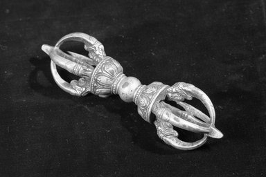  <em>Ritual Object in the Shape of a Vajra (Dorje)</em>, 19th century. Metal, 1 1/2 x 5 1/8 in. (3.8 x 13 cm). Brooklyn Museum, Brooklyn Museum Collection, 15.47. Creative Commons-BY (Photo: Brooklyn Museum, 15.47_acetate_bw.jpg)