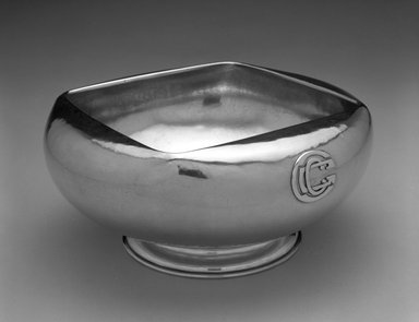 The Kalo Shops (1900–1970). <em>Bowl</em>, 1914–1918. Silver, height: 4 1/4 in. (10.8 cm); diameter: 9 1/2 in. (24.1 cm). Brooklyn Museum, Designated Purchase Fund, 1990.96.2. Creative Commons-BY (Photo: Brooklyn Museum, 1990.96.2_bw.jpg)