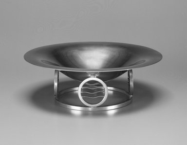 Walter Dorwin Teague (American, 1883–1960). <em>Bowl, "Classique Modern,"</em> Introduced 1934. Pewter, 3 1/8 x 9 5/8 x 9 5/8 in.  (7.9 x 24.4 x 24.4 cm). Brooklyn Museum, Bequest of Carl Otto von Kienbusch, by exchange, 1992.102. Creative Commons-BY (Photo: Brooklyn Museum, 1992.102_bw.jpg)