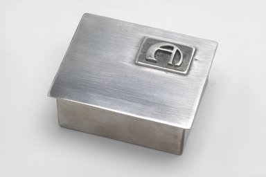 Marion Anderson Noyes (American, 1907-2002). <em>Cigarette Box with Cover</em>, 20th century. Pewter, 1 5/8 x 4 x 3 1/4 in. (4.1 x 10.2 x 8.3 cm). Brooklyn Museum, Gift of Marion Anderson Noyes, 1992.40.5a-b. Creative Commons-BY (Photo: Brooklyn Museum, 1992.40.5a-b.jpg)